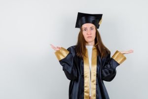 chica se gradúa sin saber leer